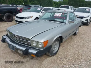 1985 Mercedes-Benz 380 z VIN WDBBA45C4FA016168, wystawiony jako IAAI lot #42245527 z przebiegiem 127 083 mil mil oraz . Historia ofert i sprzedaży dostępna na DreamBid. Obrazek 2.