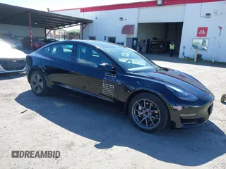 2023 Tesla Model 3 z VIN 5YJ3E1EA0PF456890, wystawiony jako IAAI lot #41922256 z przebiegiem 68 138 mil mil oraz . Historia ofert i sprzedaży dostępna na DreamBid. Obrazek 1.