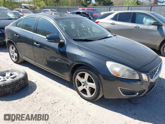 2013 Volvo S60 T5 Premier z VIN YV1612FSXD2176182, wystawiony jako IAAI lot #42238470 z przebiegiem 128 084 mil mil oraz . Historia ofert i sprzedaży dostępna na DreamBid. Obrazek 1.
