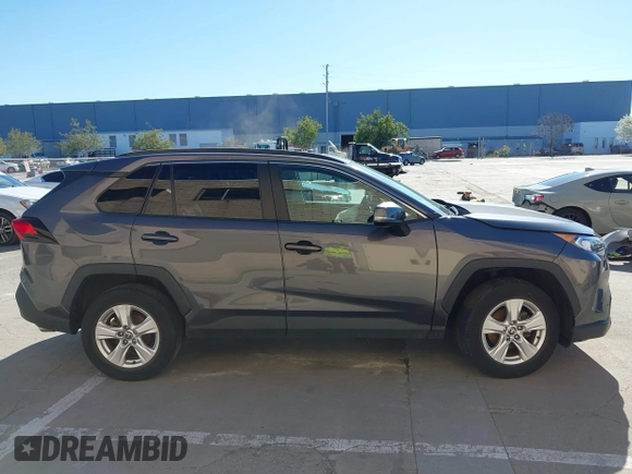 2021 Toyota RAV4 XLE with VIN 2T3W1RFV0MC152913, listed as a IAAI auction lot 41871718 with 17,037 mi miles. Bid and sale history available at carsss.com. Image 14.