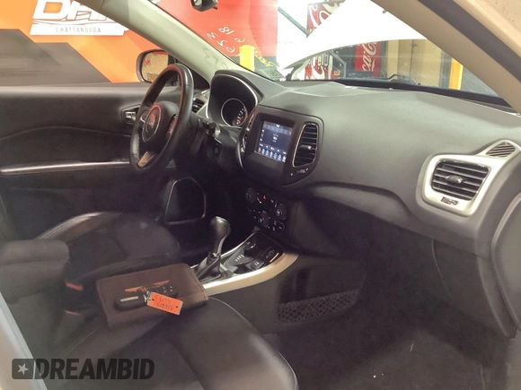 2019 Jeep Compass Latitude z VIN 3C4NJDBB1KT639096, wystawiony jako IAAI lot #42597978 z przebiegiem 110 803 mil mil oraz . Historia ofert i sprzedaży dostępna na DreamBid. Obrazek 28.