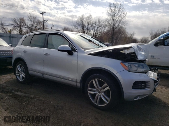 2013 Volkswagen Touareg Exec z VIN WVGEF9BP6DD011274, wystawiony jako Copart lot #50680105 z przebiegiem 96 336 mil mil oraz Szkody całkowita. Historia ofert i sprzedaży dostępna na DreamBid. Obrazek 4.