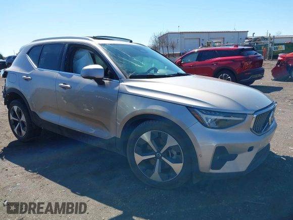 2024 Volvo XC40 Plus Bright Theme z VIN YV4L12UE3R2290695, wystawiony jako IAAI lot #41812076 z przebiegiem 42 047 mil mil oraz . Historia ofert i sprzedaży dostępna na DreamBid. Obrazek 1.