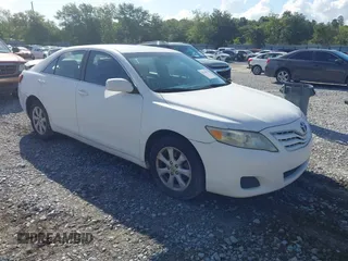 2011 Toyota Camry LE z VIN 4T1BF3EK1BU764563, wystawiony jako IAAI lot #42520799 z przebiegiem 292 646 mil mil oraz . Historia ofert i sprzedaży dostępna na DreamBid. Obrazek 1.
