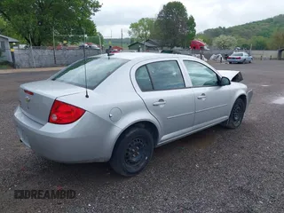 2010 Chevrolet Cobalt 1LT z VIN 1G1AD5F52A7230164, wystawiony jako IAAI lot #42164653 z przebiegiem 96 588 mil mil oraz . Historia ofert i sprzedaży dostępna na DreamBid. Obrazek 4.