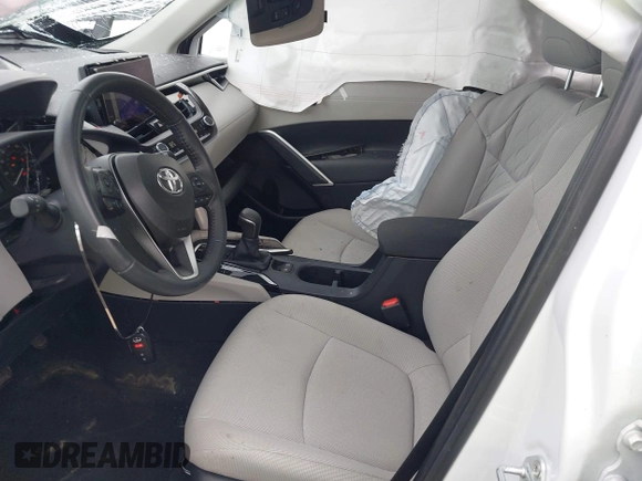 2024 Toyota Corolla Cross LE z VIN 7MUBAABG2RV103930, wystawiony jako IAAI lot #42051280 z przebiegiem 27 541 mil mil oraz . Historia ofert i sprzedaży dostępna na DreamBid. Obrazek 5.