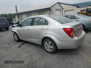 2014 Chevrolet Sonic LT z VIN 1G1JC5SH1E4243983, wystawiony jako Copart lot #59483085 z przebiegiem 106 345 mil mil oraz Szkoda całkowita • Salvage title. Historia ofert i sprzedaży dostępna na DreamBid. Obrazek 2.