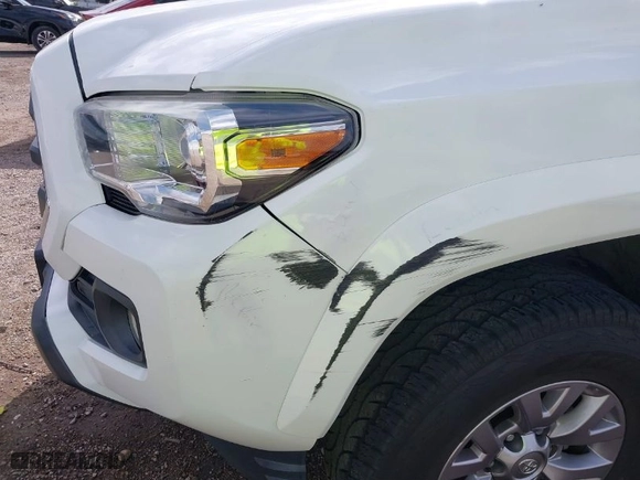 2018 Toyota Tacoma SR5 with VIN 5TFAZ5CN0JX063364, listed as a IAAI auction lot 41752426 with NaN miles. Bid and sale history available at carsss.com. Image 18.