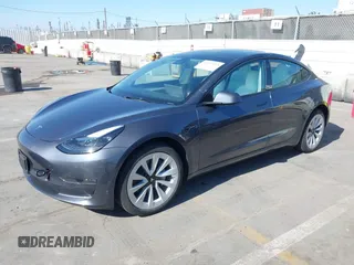 2023 Tesla Model 3 Long Range z VIN 5YJ3E1EB7PF704061, wystawiony jako IAAI lot #42079045 z przebiegiem 4 012 mil mil oraz . Historia ofert i sprzedaży dostępna na DreamBid. Obrazek 2.