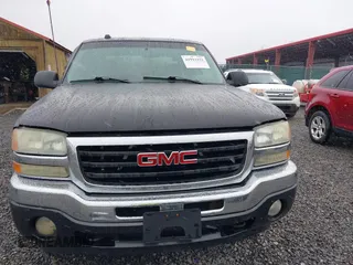 2005 GMC Sierra 1500 SLT z VIN 2GTEK13T351137747, wystawiony jako IAAI lot #41912153 z przebiegiem 247 344 mil mil oraz . Historia ofert i sprzedaży dostępna na DreamBid. Obrazek 6.