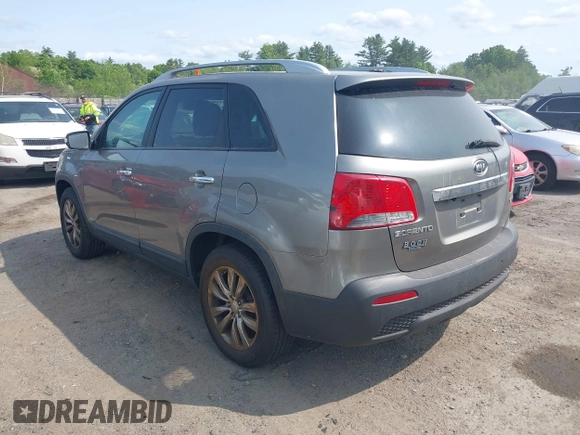 2011 Kia Sorento EX z VIN 5XYKUDA24BG064639, wystawiony jako IAAI lot #42369960 z przebiegiem 133 687 mil mil oraz . Historia ofert i sprzedaży dostępna na DreamBid. Obrazek 3.