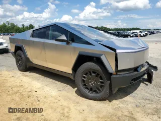 2024 Tesla Cybertruck z VIN 7G2CEHEDXRA015316, wystawiony jako Copart lot #64463034 z przebiegiem 1818 mil mil oraz Szkody całkowita. Historia ofert i sprzedaży dostępna na DreamBid. Obrazek 4.