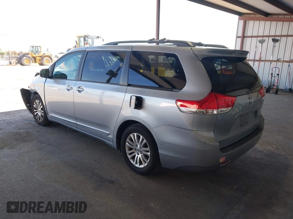 2013 Toyota Sienna XLE AAS z VIN 5TDYK3DC9DS305552, wystawiony jako IAAI lot #42386940 z przebiegiem 64 823 mil mil oraz . Historia ofert i sprzedaży dostępna na DreamBid. Obrazek 3.