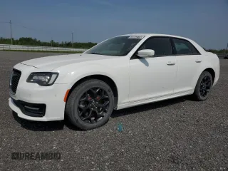 2021 Chrysler 300 S z VIN 2C3CCAGG2MH602661, wystawiony jako Copart lot #55804215 z przebiegiem 150 630 mil mil oraz Czysty tytuł • Clean title. Historia ofert i sprzedaży dostępna na DreamBid. Obrazek 1.