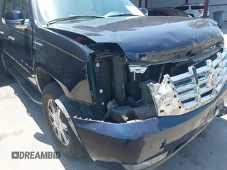 2007 Cadillac Escalade ESV z VIN 1GYFK66897R288492, wystawiony jako IAAI lot #41935413 z przebiegiem 205 756 mil mil oraz . Historia ofert i sprzedaży dostępna na DreamBid. Obrazek 18.