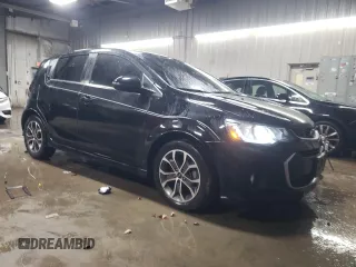 2018 Chevrolet Sonic LT z VIN 1G1JD6SB8J4139628, wystawiony jako Copart lot #84888984 z przebiegiem 81 790 mil mil oraz Szkoda całkowita • Salvage title. Historia ofert i sprzedaży dostępna na DreamBid. Obrazek 4.