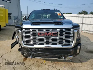 2024 GMC Sierra 3500HD Denali z VIN 1GT49WE72RF110266, wystawiony jako Copart lot #66869744 z przebiegiem 67 981 mil mil oraz Szkody całkowita. Historia ofert i sprzedaży dostępna na DreamBid. Obrazek 5.