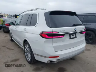 2025 BMW X7 xDrive40i z VIN 5UX23EM06S9X93597, wystawiony jako IAAI lot #42182551 z przebiegiem 6933 mil mil oraz . Historia ofert i sprzedaży dostępna na DreamBid. Obrazek 3.