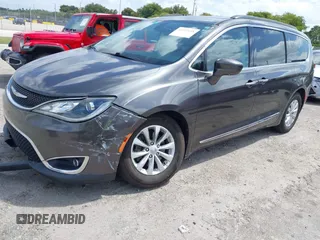 2017 Chrysler Pacifica Touring L z VIN 2C4RC1BG9HR613024, wystawiony jako IAAI lot #42112148 z przebiegiem 125 898 mil mil oraz . Historia ofert i sprzedaży dostępna na DreamBid. Obrazek 2.