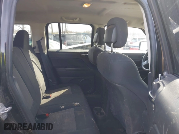 2011 Jeep Patriot Latitude z VIN 1J4NT1GB1BD171145, wystawiony jako IAAI lot #41867762 z przebiegiem 155 296 mil mil oraz . Historia ofert i sprzedaży dostępna na DreamBid. Obrazek 8.