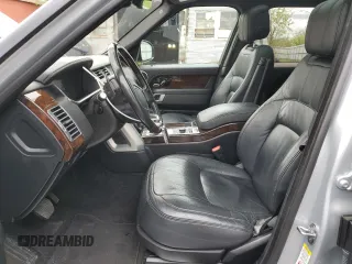 2020 Land Rover Range Rover z VIN SALGR2SU3LA587298, wystawiony jako Copart lot #50567405 z przebiegiem 13 645 mil mil oraz Szkody całkowita. Historia ofert i sprzedaży dostępna na DreamBid. Obrazek 7.