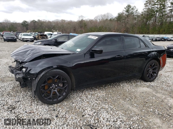 2019 Chrysler 300 S z VIN 2C3CCABG1KH577854, wystawiony jako Copart lot #47321705 z przebiegiem 112 511 mil mil oraz Szkoda całkowita • Salvage title. Historia ofert i sprzedaży dostępna na DreamBid. Obrazek 1.