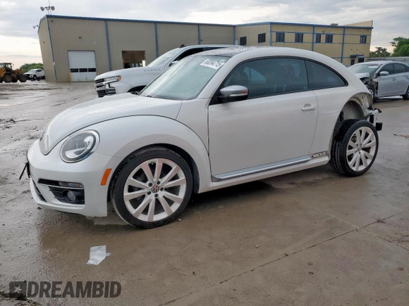2014 Volkswagen Beetle 1.8T z VIN 3VWJ17AT5EM652990, wystawiony jako Copart lot #60094715 z przebiegiem 109 911 mil mil oraz Szkoda całkowita • Salvage title. Historia ofert i sprzedaży dostępna na DreamBid. Obrazek 1.