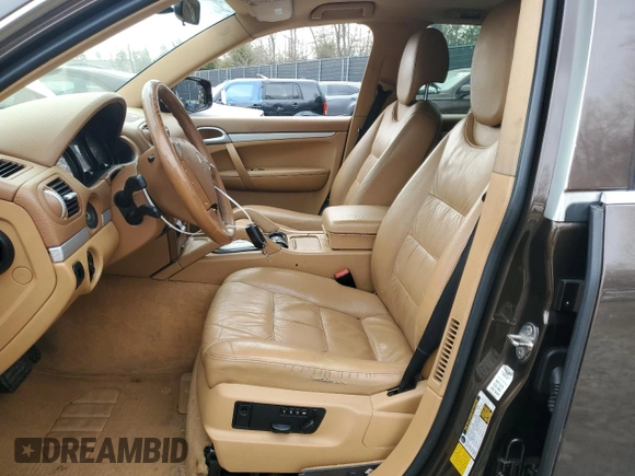 2009 Porsche Cayenne z VIN WP1AA29P79LA04909, wystawiony jako Copart lot #47720915 z przebiegiem 208 619 mil mil oraz Szkody całkowita. Historia ofert i sprzedaży dostępna na DreamBid. Obrazek 7.