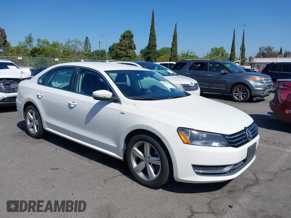2014 Volkswagen Passat S z VIN 1VWAT7A37EC059126, wystawiony jako IAAI lot #42224824 z przebiegiem 81 455 mil mil oraz . Historia ofert i sprzedaży dostępna na DreamBid. Obrazek 1.