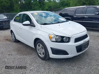 2016 Chevrolet Sonic LS z VIN 1G1JA5SH3G4120520, wystawiony jako IAAI lot #42471221 z przebiegiem 61 637 mil mil oraz . Historia ofert i sprzedaży dostępna na DreamBid. Obrazek 1.