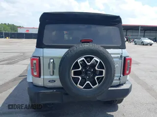 2023 Ford Bronco z VIN 1FMEE5DPXPLB06603, wystawiony jako IAAI lot #42183408 z przebiegiem 22 272 mil mil oraz . Historia ofert i sprzedaży dostępna na DreamBid. Obrazek 16.