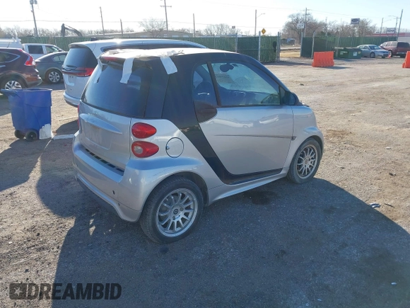 2013 Smart fortwo Pure z VIN WMEEJ3BA7DK614923, wystawiony jako IAAI lot #41677011 z przebiegiem 63 866 mil mil oraz . Historia ofert i sprzedaży dostępna na DreamBid. Obrazek 4.