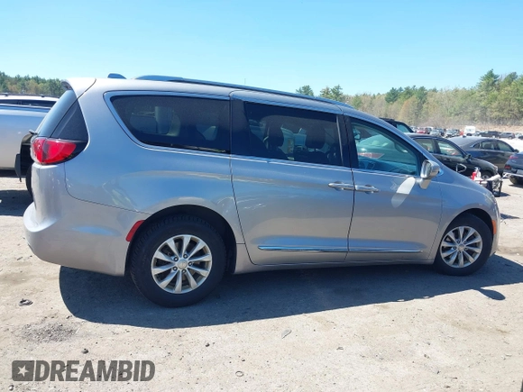 2018 Chrysler Pacifica Touring L Plus z VIN 2C4RC1EGXJR101757, wystawiony jako IAAI lot #42142946 z przebiegiem 83 314 mil mil oraz . Historia ofert i sprzedaży dostępna na DreamBid. Obrazek 13.