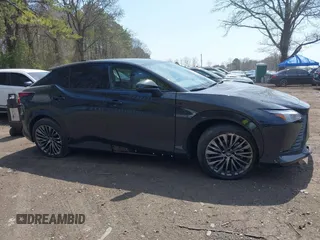 2024 Lexus RZ 450e Premium z VIN JTJAAAABXRA023751, wystawiony jako IAAI lot #42082320 z przebiegiem 15 641 mil mil oraz . Historia ofert i sprzedaży dostępna na DreamBid. Obrazek 13.