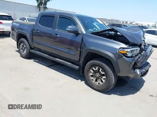 2023 Toyota Tacoma SR z VIN 3TMCZ5AN0PM637083, wystawiony jako IAAI lot #42215564 z przebiegiem 13 412 mil mil oraz . Historia ofert i sprzedaży dostępna na DreamBid. Obrazek 1.