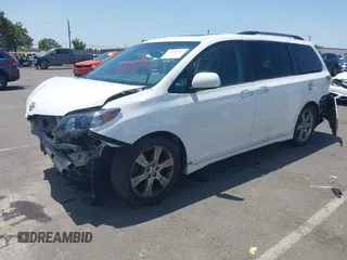 2014 Toyota Sienna SE z VIN 5TDXK3DC0ES515325, wystawiony jako IAAI lot #42520007 z przebiegiem 155 649 mil mil oraz . Historia ofert i sprzedaży dostępna na DreamBid. Obrazek 2.