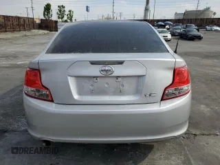 2013 Scion tC z VIN JTKJF5C70D3045008, wystawiony jako Copart lot #58628614 z przebiegiem 130 739 mil mil oraz Szkody całkowita. Historia ofert i sprzedaży dostępna na DreamBid. Obrazek 6.