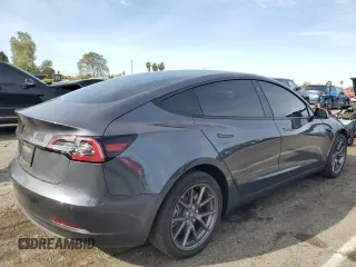 2022 Tesla Model 3 z VIN 5YJ3E1EA1NF337727, wystawiony jako Copart lot #51175655 z przebiegiem 40 551 mil mil oraz Szkoda całkowita • Salvage title. Historia ofert i sprzedaży dostępna na DreamBid. Obrazek 3.
