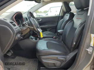 2020 Jeep Compass Trailhawk z VIN 3C4NJDDB4LT106769, wystawiony jako Copart lot #63082475 z przebiegiem 82 390 mil mil oraz Szkoda całkowita • Salvage title. Historia ofert i sprzedaży dostępna na DreamBid. Obrazek 7.