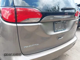 2017 Chrysler Pacifica Touring z VIN 2C4RC1DG2HR833473, wystawiony jako IAAI lot #42597208 z przebiegiem 78 239 mil mil oraz . Historia ofert i sprzedaży dostępna na DreamBid. Obrazek 20.