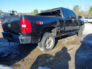 2007 Chevrolet Silverado 1500 LT w/1LT with VIN 2GCEK19J971628509, listed as a IAAI auction lot 41227422 with 303,725 mi miles. Bid and sale history available at carsss.com. Image 4.