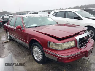 1996 Lincoln Town Car Signature z VIN 1LNLM82W1TY668859, wystawiony jako IAAI lot #41554692 z przebiegiem Nie podano mil oraz . Historia ofert i sprzedaży dostępna na DreamBid. Obrazek 1.