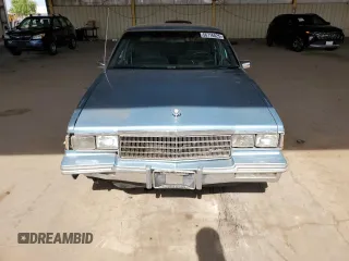 1986 Cadillac DeVille z VIN 1G6CD6982G4356663, wystawiony jako Copart lot #56716825 z przebiegiem 111 583 mil mil oraz Tytuł czysty. Historia ofert i sprzedaży dostępna na DreamBid. Obrazek 5.