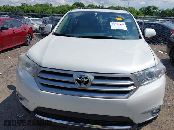 2013 Toyota Highlander Limited z VIN 5TDDK3EH8DS250360, wystawiony jako IAAI lot #42379928 z przebiegiem 112 355 mil mil oraz . Historia ofert i sprzedaży dostępna na DreamBid. Obrazek 12.