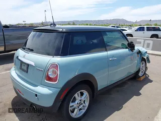2012 MINI Hardtop z VIN WMWSU3C5XCT543913, wystawiony jako IAAI lot #42344874 z przebiegiem 108 245 mil mil oraz . Historia ofert i sprzedaży dostępna na DreamBid. Obrazek 4.