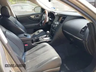 2015 Infiniti QX70 z VIN JN8CS1MU7FM380583, wystawiony jako IAAI lot #41937766 z przebiegiem 144 618 mil mil oraz . Historia ofert i sprzedaży dostępna na DreamBid. Obrazek 5.