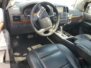 2014 Nissan Armada Platinum z VIN 5N1BA0NF8EN610981, wystawiony jako Copart lot #53144515 z przebiegiem 188 423 mil mil oraz Szkoda całkowita • Salvage title. Historia ofert i sprzedaży dostępna na DreamBid. Obrazek 8.