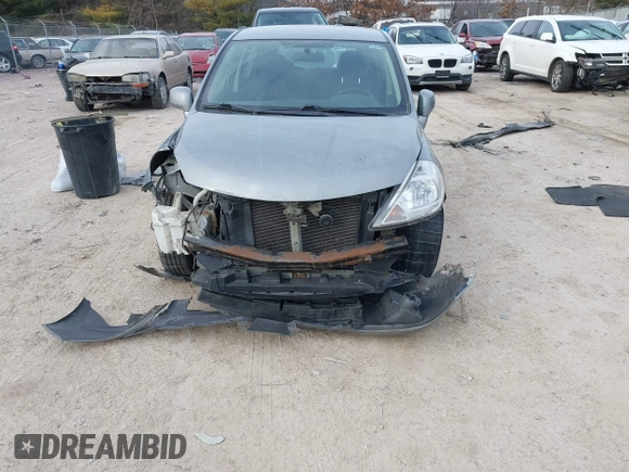2007 Nissan Versa SL z VIN 3N1BC13E57L379798, wystawiony jako IAAI lot #41458835 z przebiegiem 136 459 mil mil oraz . Historia ofert i sprzedaży dostępna na DreamBid. Obrazek 12.
