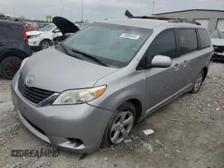 2012 Toyota Sienna LE AAS z VIN 5TDKK3DC9CS259290, wystawiony jako Copart lot #53806445 z przebiegiem 116 053 mil mil oraz Szkoda całkowita • Salvage title. Historia ofert i sprzedaży dostępna na DreamBid. Obrazek 1.