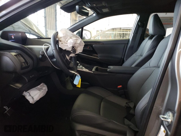 2023 Toyota bZ4X XLE z VIN JTMABACA4PA020538, wystawiony jako Copart lot #81643063 z przebiegiem 4 171 mil mil oraz . Historia ofert i sprzedaży dostępna na DreamBid. Obrazek 7.
